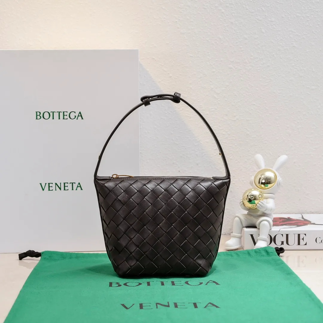 Batch 1280 It is predicted that BV Bottega's lunch bag will be popular again this year🔥. It is very soft and lightweight. It also uses the intrecciato weaving process that the two founders spent several months developing from the beginning of the brand. It is completely hand-woven by Italian craftsmen and perfectly reflects the craftsmanship of Bottega. The entire bag shape is also a very practical and popular lunch box bag shape. The slightly curved arc of the bag mouth can also better fit our wrists. Style number: 7748-1 Size: 17*13.5*5cm